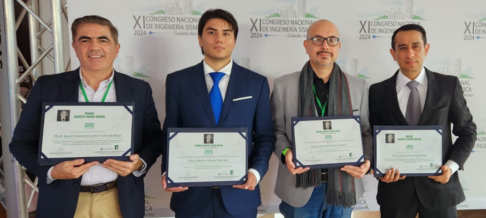 Ingenieros civiles uniandinos reciben Premio Alberto Sarria Molina 2024 