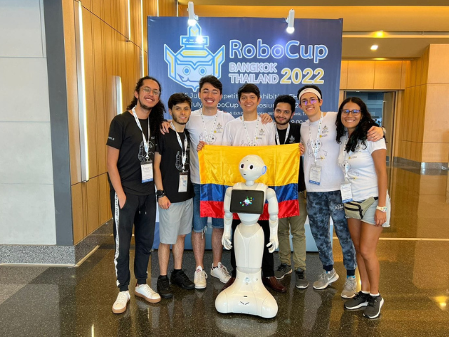 Ingenieros uniandinos logran segundo lugar en el mundial de robótica RoboCup 2022 