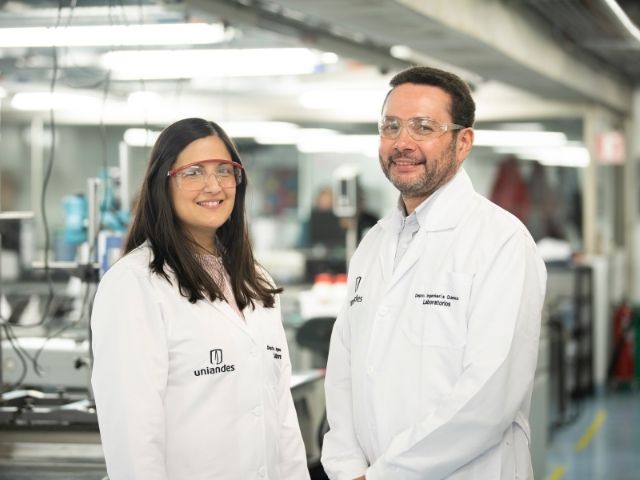 María Hernández y Oscar Álvarez, profesores del Departamento de Ingeniería Química y de Alimentos