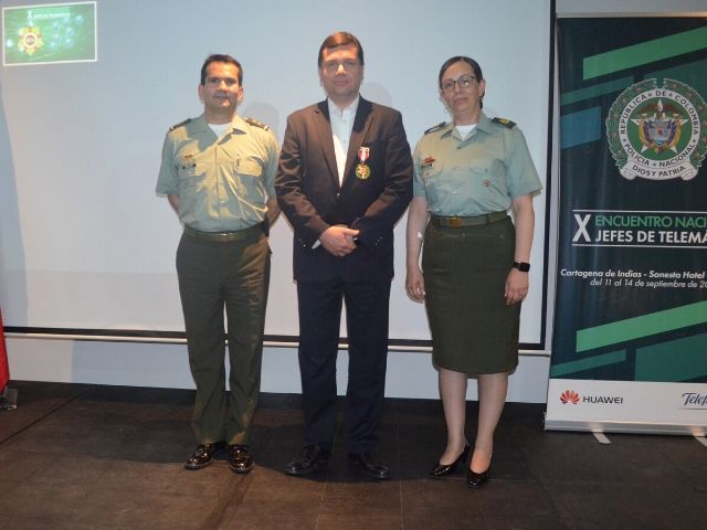 Yezid Donoso recibe Medallas de la Policía y del Ejército Nacional