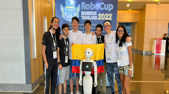Ingenieros uniandinos logran segundo lugar en el mundial de robótica RoboCup 2022 